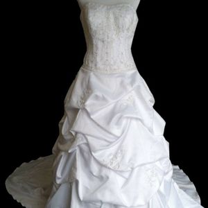 *NEVER WORN* OLEG CASSINI STRAPLESS WEDDING DRESS
